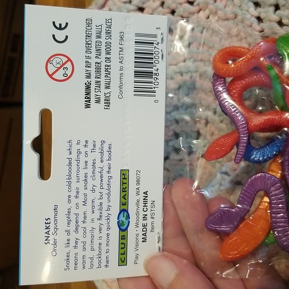 Mini stretch snakes and mini magnifying glass toy ages 3+ NWT - Picture 4 of 4